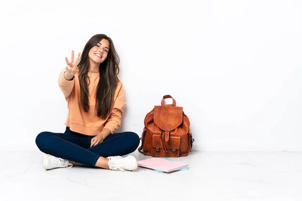 Молодая Студентка Бразилька Сидит Полу Счастливая Считает Троих Пальцами — стоковое фото