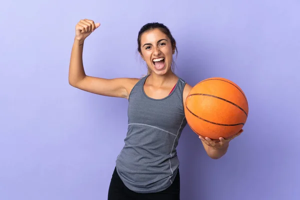 Молодая Латиноамериканка Изолированном Фиолетовом Фоне Играет Баскетбол — стоковое фото