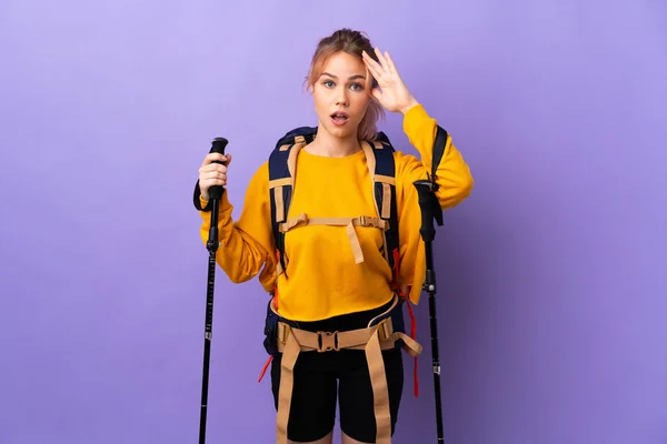 Chica Adolescente Con Mochila Bastones Trekking Sobre Fondo Púrpura Aislado —  Fotos de Stock