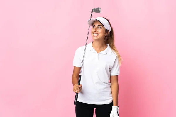 Giovane Donna Ispanica Isolato Sfondo Rosa Giocare Golf Guardando Verso — Foto Stock
