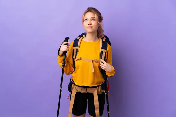 Chica Adolescente Con Mochila Bastones Trekking Sobre Fondo Púrpura Aislado —  Fotos de Stock