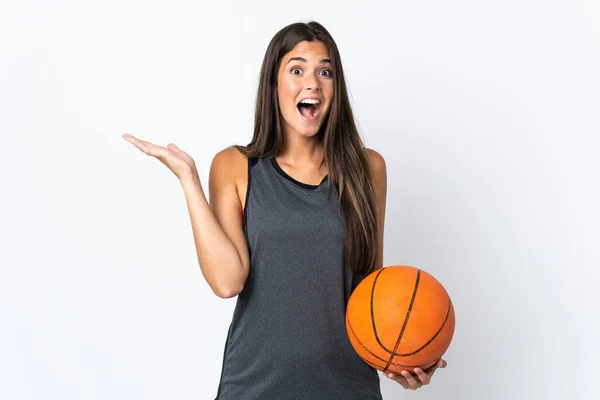 Молодая Бразилька Играющая Баскетбол Белом Фоне Шокированным Выражением Лица — стоковое фото