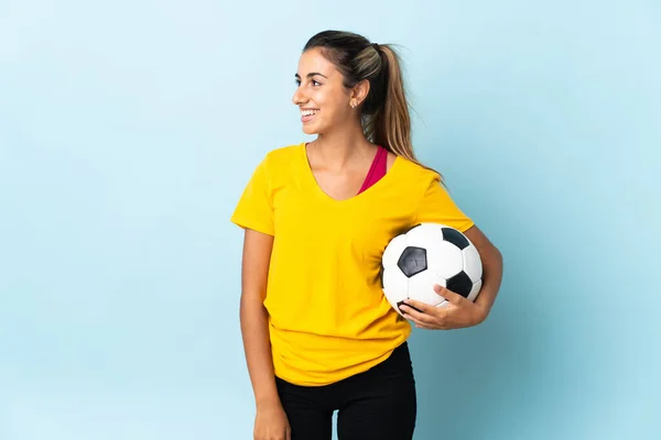 Jovem Jogador Futebol Hispânico Mulher Sobre Isolado Fundo Azul Olhando — Fotografia de Stock