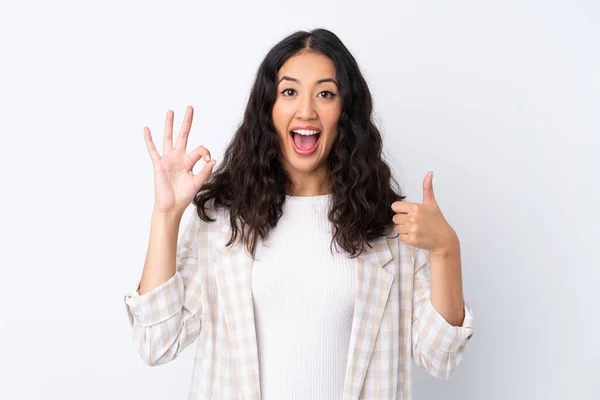 Gemischte Rasse Frau Über Isoliertem Weißen Hintergrund Zeigt Zeichen Und — Stockfoto