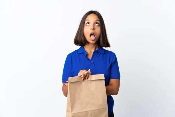 Jovem Mulher Latina Segurando Saco Compras Mercearia Isolado Fundo Branco — Fotografia de Stock