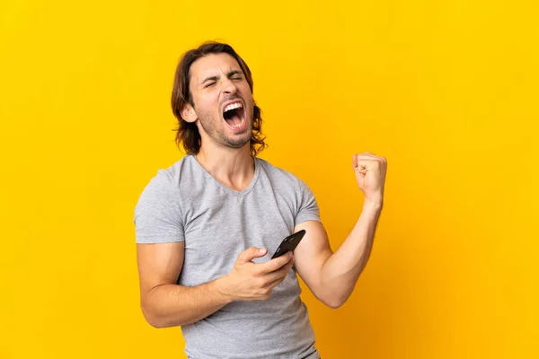 Young Handsome Man Isolated Yellow Background Phone Victory Position — Stock Photo, Image