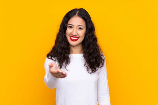 Gemengd Ras Vrouw Geïsoleerde Gele Achtergrond Handdrukken Goede Deal — Stockfoto