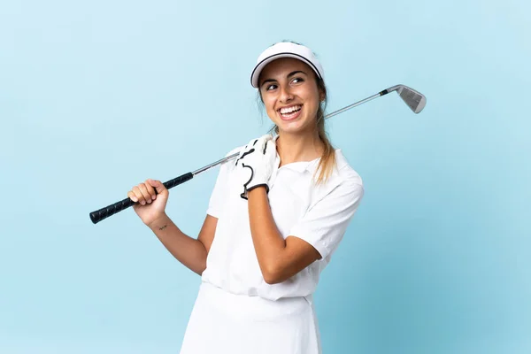 Jovem Golfista Hispânico Mulher Sobre Isolado Parede Azul Olhando Para — Fotografia de Stock