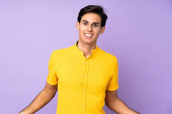 Людина Над Ізольованим Фіолетовим Тлом Посміхається — стокове фото