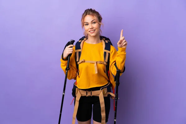 Chica Adolescente Con Mochila Bastones Trekking Sobre Fondo Púrpura Aislado —  Fotos de Stock