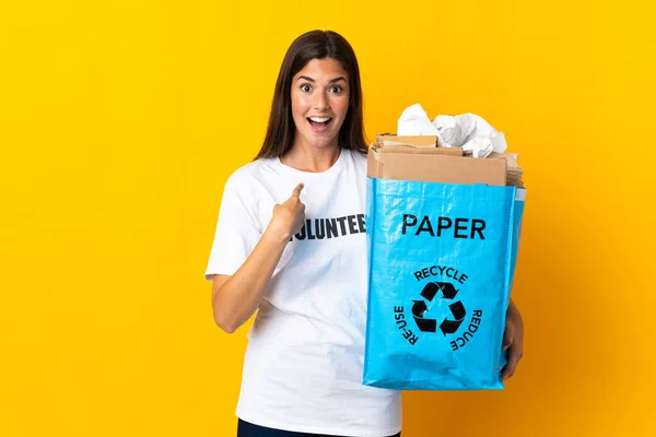 Junge Brasilianerin Hält Eine Recyclingtüte Voller Papier Zum Recyceln Isoliert — Stockfoto