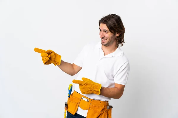 Jonge Elektricien Geïsoleerde Achtergrond Wijzende Vinger Naar Zijkant Presenteren Een — Stockfoto