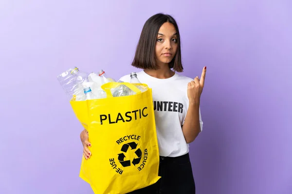 Junge Lateinische Frau Hält Eine Recyclingtüte Voller Papier Isoliert Auf — Stockfoto