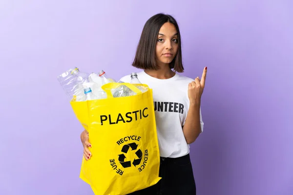 Mujer Latina Joven Sosteniendo Una Bolsa Reciclaje Llena Papel Para — Foto de Stock