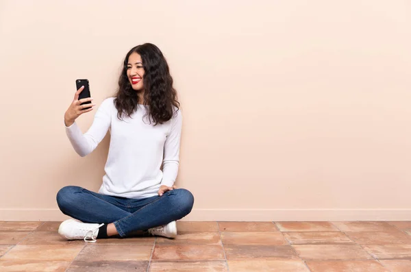 Mujer Joven Sentada Suelo Haciendo Una Selfie — Foto de Stock