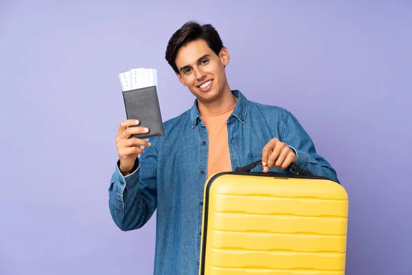 Hombre Sobre Fondo Púrpura Aislado Vacaciones Con Maleta Pasaporte — Foto de Stock