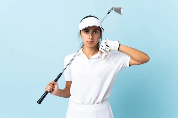 Mladý Hispánský Golfista Žena Přes Izolované Modré Zdi Ukazující Palec — Stock fotografie