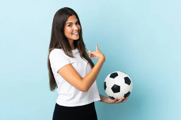 Mladý Fotbalista Brazilské Dívka Izolované Modrém Pozadí Ukazuje Zpět — Stock fotografie