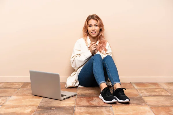 Teenager Woman Laptop Sitting Floor Indoors Laughing — Stock Photo, Image