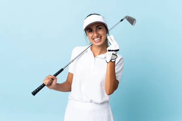 Junge Hispanische Golferin Über Isolierte Blaue Mauer Und Macht Geld — Stockfoto