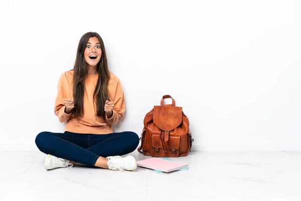 Jovem Estudante Brasileira Sentada Chão Comemorando Uma Vitória Posição Vencedora — Fotografia de Stock