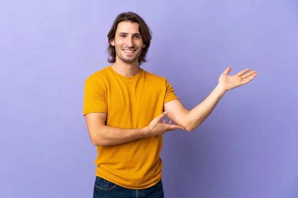Junger Gutaussehender Mann Auf Violettem Hintergrund Der Die Hände Zur — Stockfoto