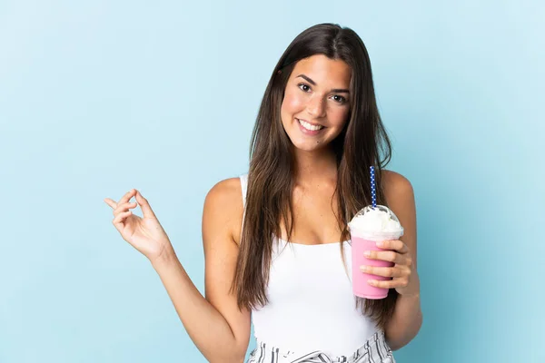 Mujer Brasileña Joven Con Batido Fresa Aislado Sobre Fondo Azul —  Fotos de Stock