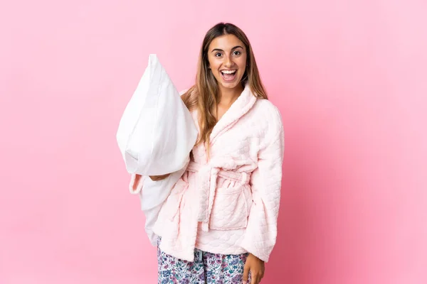 Jonge Latino Vrouw Geïsoleerde Roze Achtergrond Pyjama Met Verrassing Geschokt — Stockfoto