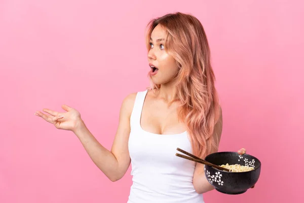 Teenager Mädchen Über Isoliertem Rosa Hintergrund Mit Überraschendem Gesichtsausdruck Während — Stockfoto