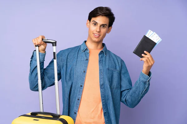 Hombre Sobre Fondo Púrpura Aislado Vacaciones Con Maleta Pasaporte Sorprendido — Foto de Stock