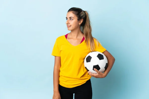 Jovem Jogador Futebol Hispânico Mulher Sobre Isolado Fundo Azul Olhando — Fotografia de Stock