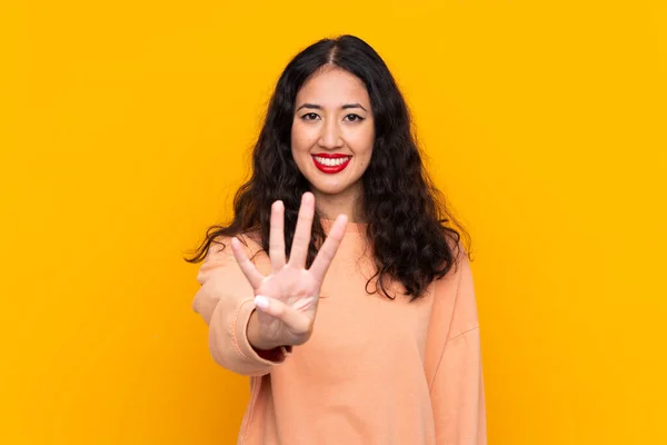 Spaanse Chinese Vrouw Geïsoleerde Gele Achtergrond Gelukkig Tellen Van Vier — Stockfoto