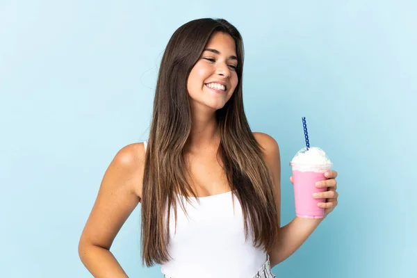 Young Brazilian Woman Strawberry Milkshake Isolated Blue Background Posing Arms — Stock Photo, Image