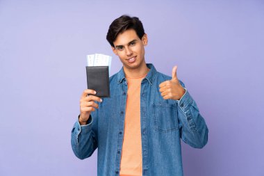 İzole edilmiş mor bir geçmişi olan, elinde pasaport ve uçak tutan bir adam.