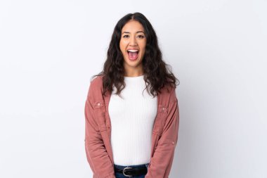 İspanyol Çinli kadın, yalıtılmış beyaz bir arka plan ve şaşırtıcı bir yüz ifadesi var.