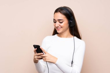 Kulaklıklı cep telefonuyla izole edilmiş genç bir kadın.
