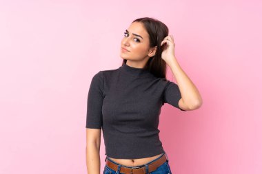 Soyutlanmış pembe bir geçmişi olan genç bir kız.