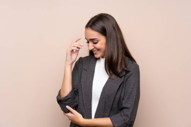 Arka planda kalan genç kız gülüyor.