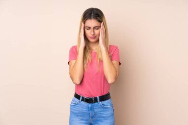 Genç Uruguaylı kadın izole edilmiş geçmişinde baş ağrısı var.