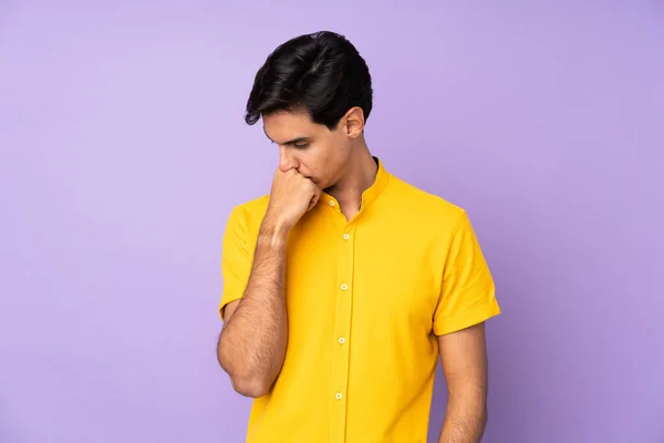 Hombre Sobre Aislado Púrpura Fondo Teniendo Dudas — Foto de Stock