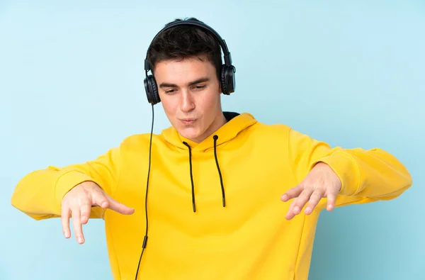 Tiener Kaukasische Man Geïsoleerd Paarse Achtergrond Luisteren Muziek Dansen — Stockfoto