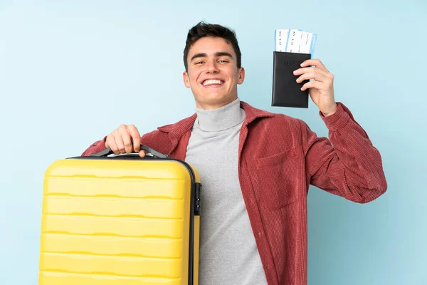 Adolescente Caucasiano Homem Isolado Fundo Roxo Férias Com Mala Passaporte — Fotografia de Stock