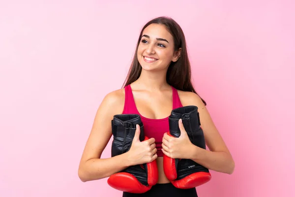 Joven Chica Deportiva Sobre Fondo Rosa Aislado Con Guantes Boxeo —  Fotos de Stock