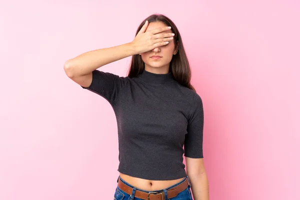 Young Girl Isolated Pink Background Covering Eyes Hands Want See — Stock Photo, Image