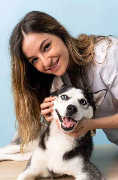 Médico Veterinário Clínica Veterinária Com Cão Husky Siberiano — Fotografia de Stock