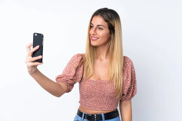 Mujer Uruguaya Joven Sobre Fondo Blanco Aislado Haciendo Una Selfie — Foto de Stock