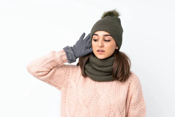 Chica Joven Con Sombrero Invierno Sobre Fondo Blanco Aislado Escuchando —  Fotos de Stock