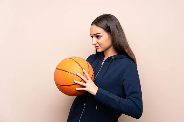 Wanita Muda Atas Latar Belakang Terisolasi Dengan Bola Basket — Stok Foto