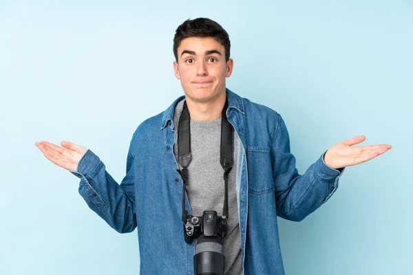 Teenager Photographer Man Isolated Blue Background Having Doubts Confuse Face — Stock Photo, Image