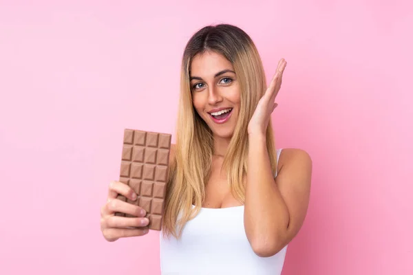 Mladá Uruguayská Žena Přes Izolované Růžové Pozadí Čokoládovou Tabletu Překvapený — Stock fotografie